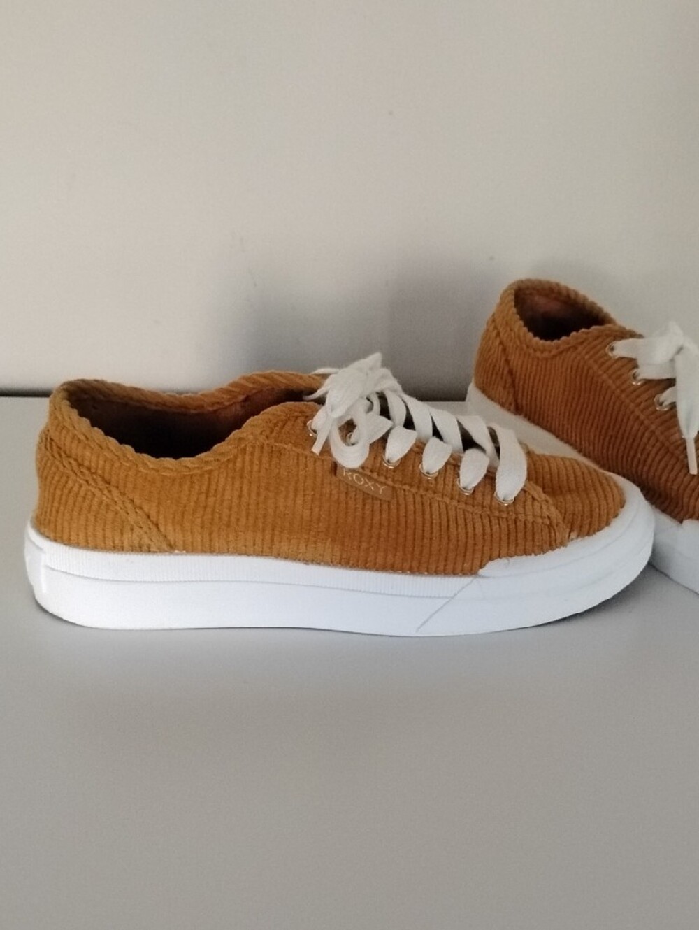 Roxy Women's Size 8.5 Corduroy Sneakers in Tan with White Laces - Picture 5 of 16